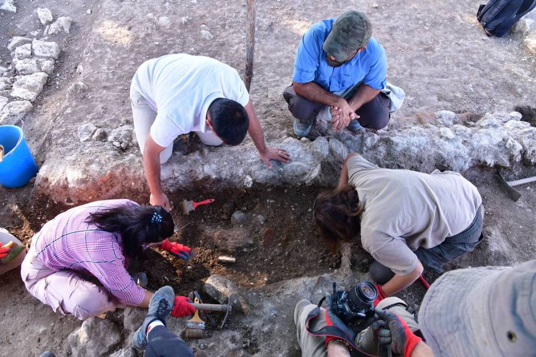 Arkeologlar da bunu beklemiyordu: 'Kadın, hep aynı kadın' diyerek gösterdi! 2 bin yıl öncesinde bile varmış 18